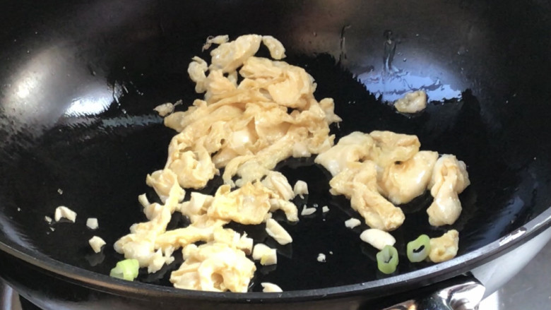 青菜鸡蛋炒河粉,炒成小块,加入葱蒜炒香