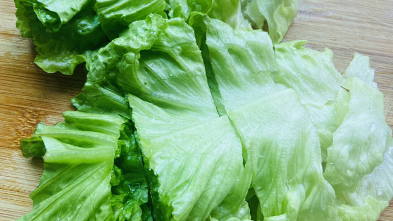 香菇炒生菜,<a style='color:red;display:inline-block;' href='/shicai/ 121'>生菜</a>洗净切段,方便食用