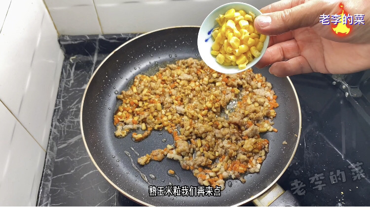 年夜饭系列菜八宝福袋,放入玉米粒