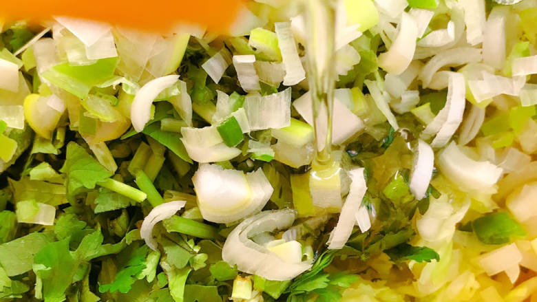 包菜猪肉饺子,放入花生油