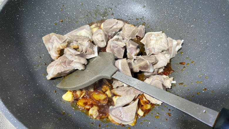 豆角焖卷子➕排骨豆角土豆焖卷子,加入焯水后的排骨,翻炒均匀