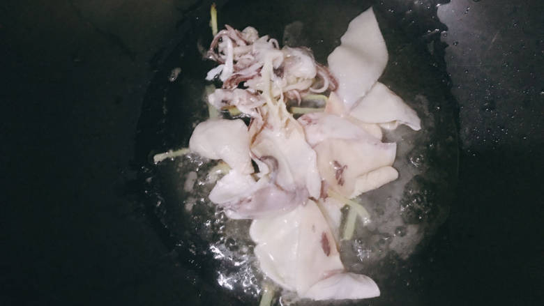 黄瓜炒鱿鱼,倒入鱿鱼翻炒