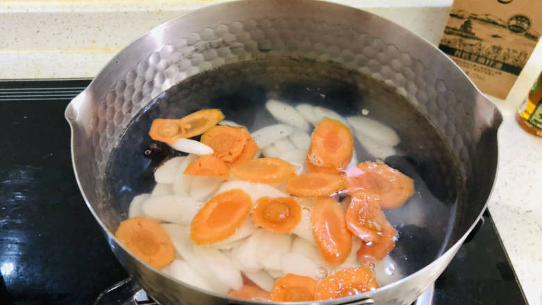 素炒山药,锅中提前烧一锅开水,水开后放入胡萝卜、木耳跟山药焯水。
山药比较容易熟,所以一定要等胡萝卜跟木耳断生后再放入山药。