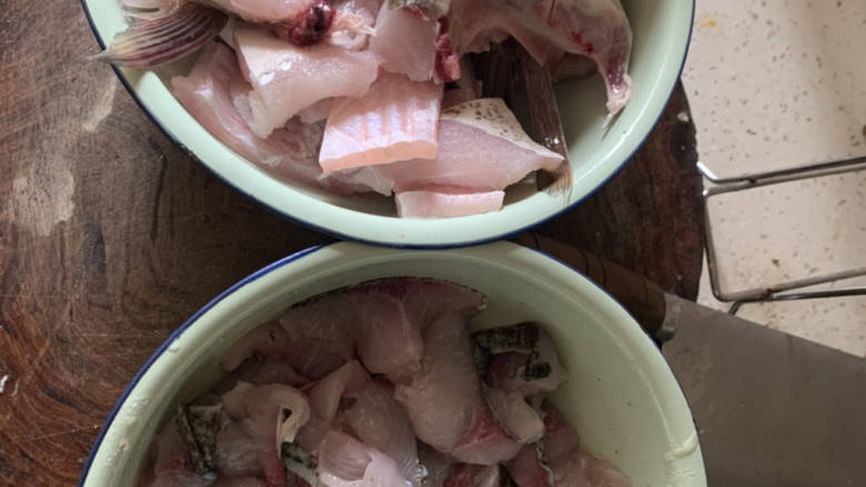 川味家常酸菜鱼,首先处理鱼,鱼肉片成薄片,均匀一些。鱼骨斩段,泡菜冲洗一下切细段。