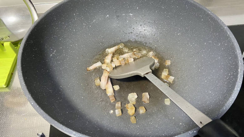 腊味糯米饭➕杂蔬腊味焖糯米饭,热锅放入少许食用油,加入腊肉的肥肉部分,中小火煸炒出油