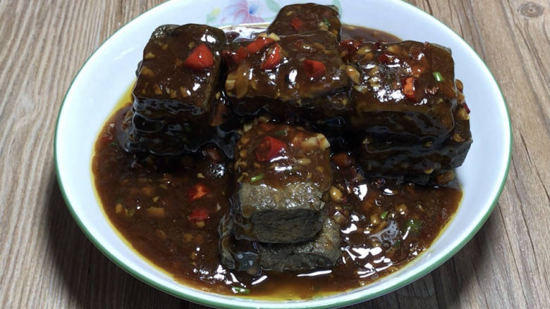 香辣臭干子,浇在臭干子上面
