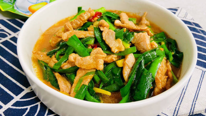 韭菜炒肉,韭菜炒肉富含维生素和蛋白质,有促进消化和补益身体