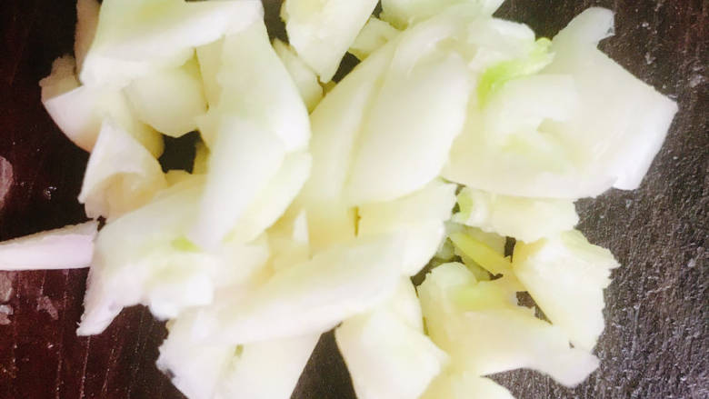 青瓜炒意面,<a style='color:red;display:inline-block;' href='/shicai/ 2794'>大蒜</a>切碎