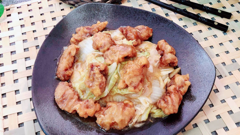 白菜烩小酥肉,酸甜可口的酥肉吃起来超赞的,与白菜荤素完美搭配,一点也不油腻!