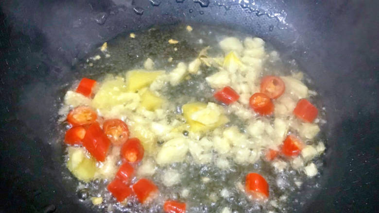 排骨土豆炖豆角,热锅下油,倒入蒜姜红米椒爆香