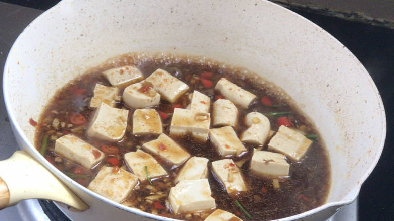 酸辣豆腐,放入豆腐拌匀,煮沸后转小火烧5分钟