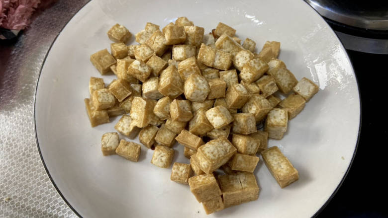 豆腐卤面➕肉末豆腐汤卤面,炸到金黄,沥油盛出