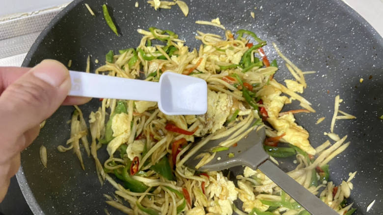 茭白炒鸡蛋,尝下咸淡,根据自己口味补充少许盐,翻炒均匀