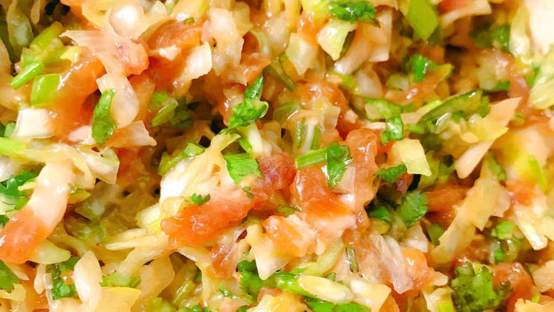 包菜猪肉饺子,搅拌均匀