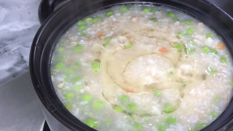 豌豆肉末粥,淋入香油,拌匀