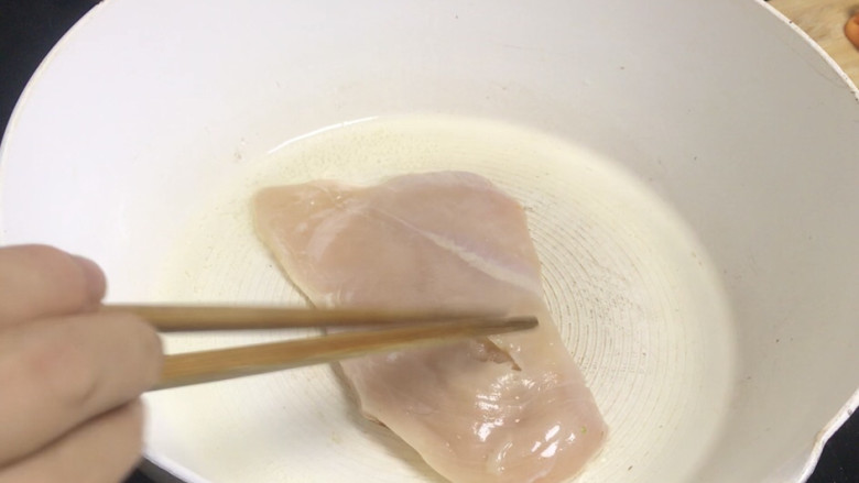 鸡胸肉蔬菜沙拉,起锅热油,放入鸡胸肉,中火慢煎至熟