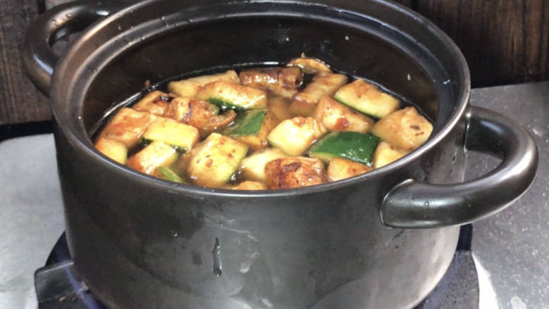 豆腐炖冬瓜,砂锅置旺火上,放入适量开水,放入冬瓜