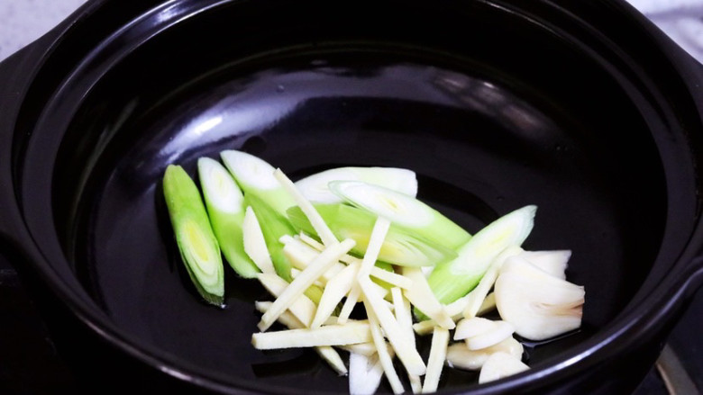 红烧草鱼块,砂锅中倒入适量的食用油烧热,放入葱姜蒜爆香