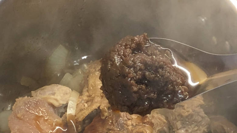 潮汕沙茶牛肉煲,大火,把牛肉翻炒至洋葱变软,大概10分钟左右。然后加入一勺蚝油,一勺酱油。两勺潮汕沙茶酱。