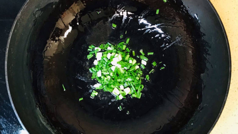 酱焖鸡块,起油锅,油烧热,加入葱花煸香