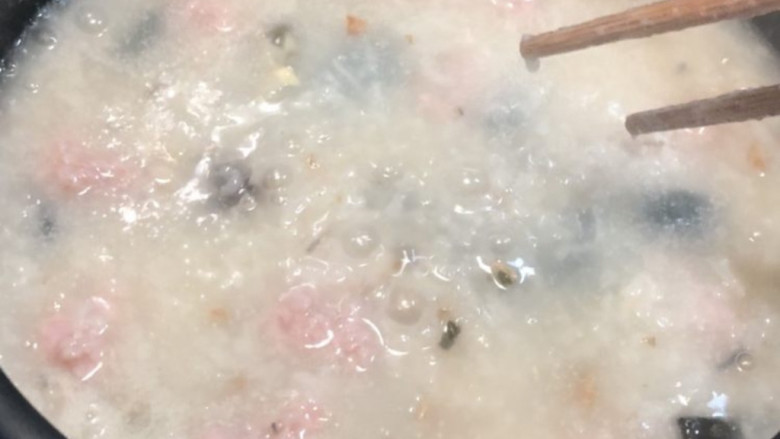 瑶柱蚝豉皮蛋瘦肉粥,把皮蛋和肉丸加进去,调至中火煮5分钟左右,期间搅拌一下,以防粘锅。