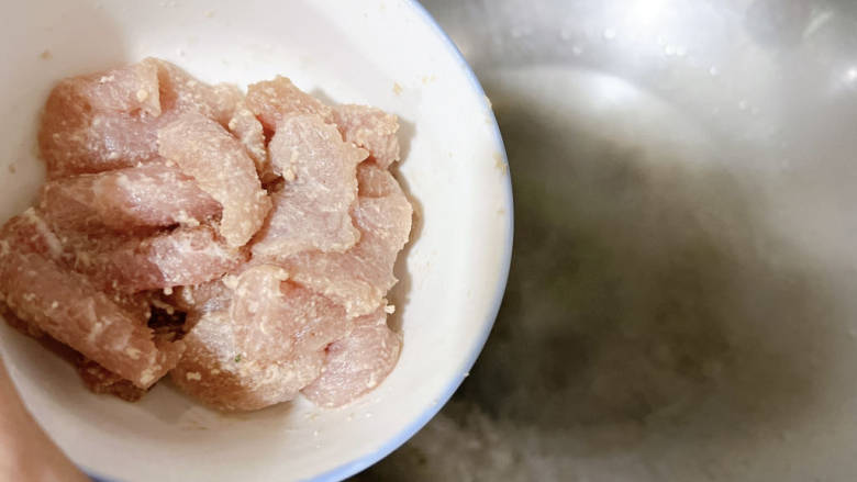 黄瓜炒肉片,锅烧热水,将肉片滑下去