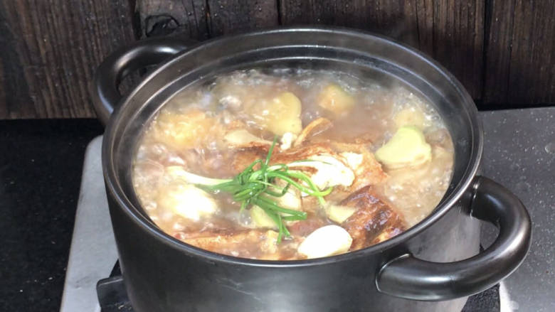 豆腐炖冬瓜,再放入豆腐、葱姜蒜,煮沸后转小火,盖上锅盖煮20分钟左右