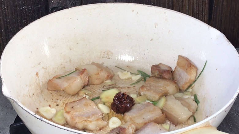 猪肉烧板栗,放入<a style='color:red;display:inline-block;' href='/shicai/ 705'>豆瓣酱</a>,炒香