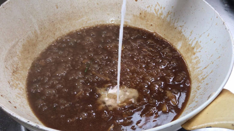 煎酿豆腐,锅中汤水再次沸腾,淋入淀粉水勾芡