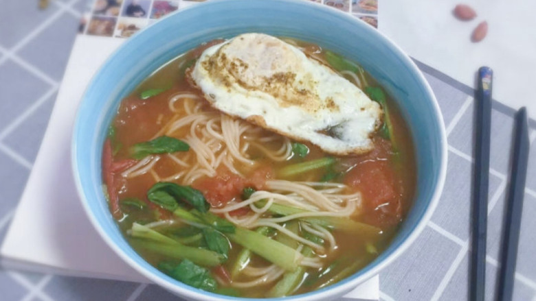 青菜鸡蛋面,香喷喷的青菜鸡蛋面🍜