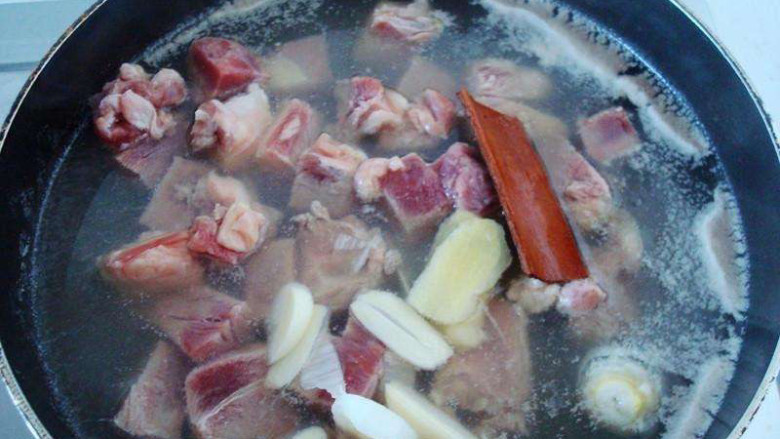 红焖牛肉煲,焯水的时候可以放一些葱姜蒜一起煮,去腥。