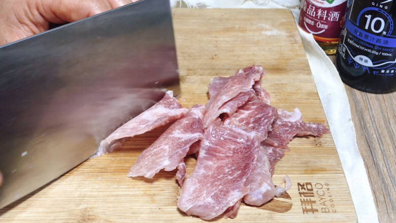 菜心梗炒肉,<a style='color:red;display:inline-block;' href='/shicai/ 429'>瘦肉</a>洗净后切成薄片,洗净血水