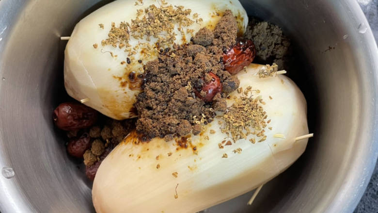桂花糯米藕(香甜软糯),把除了冰糖所有食材放锅里