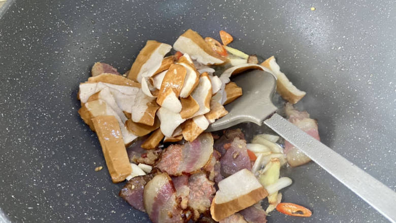豆干炒腊肉➕豆干蒜苗炒腊肉,加入豆腐干,翻炒均匀
