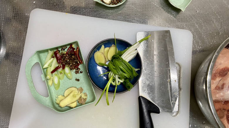 红烧羊肉煲➕胡萝卜煲羊排,小葱四根择好洗净捆葱结,姜搓洗干净切片,干辣椒切段,葱白洗净切马蹄片