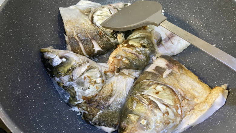 鱼头炖汤➕鱼头豆腐汤,一面煎到金黄,翻面继续煎到金黄定型,