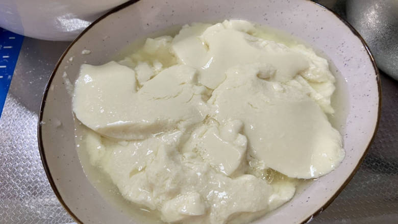 红糖豆腐脑,成型的豆腐脑舀入碗中