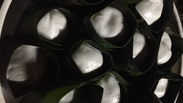 蕉叶粑 ,上锅蒸十五分钟 (我包的比较小个)
