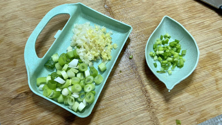 椒盐豆腐,改刀:小葱分葱白葱叶切末,蒜切蒜蓉,姜切末