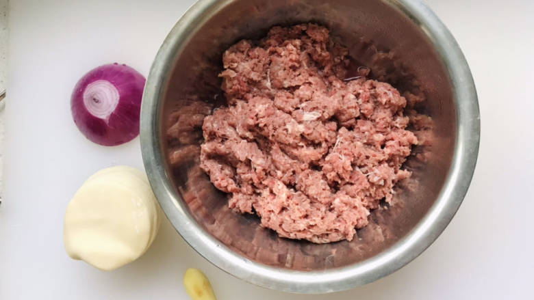 牛肉锅贴,所有用到的食材都在这里,牛肉绞成馅,<a style='color:red;display:inline-block;' href='/shicai/ 4346'>饺子皮</a>在面铺买的,毕竟锅贴包起来对皮的要求没那么高;