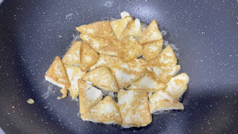 鸡蛋炖豆腐➕煎蛋娃娃菜炖豆腐,热锅后加食用油,豆腐裹蛋液下锅,小火煎到两面焦黄盛出