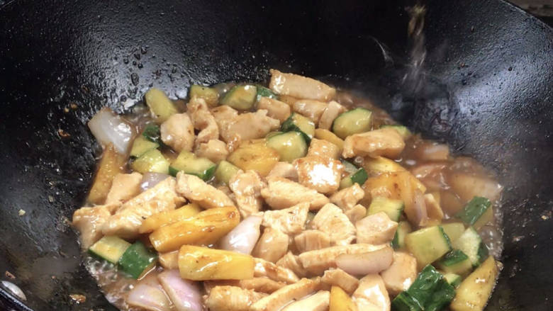 菠萝炒鸡,加入少许清水,烧1分钟左右至入味