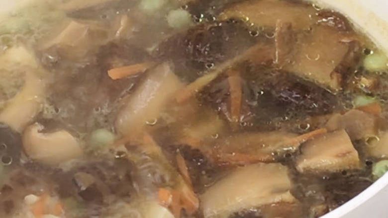 芝香豆腐,继续煮至汤汁浓稠,加点盐、<a style='color:red;display:inline-block;' href='/shicai/ 847'>香油</a>拌匀