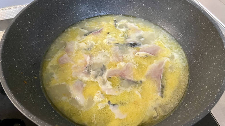 金汤鱼,再次煮开,保持小火一片片加入鱼肉,煮到鱼肉发白浮起