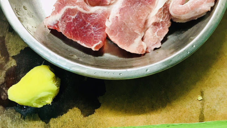 #闹元宵#丝瓜肉片汤,准备好食材