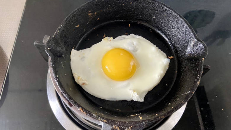 牛油果拌饭,热锅放油,煎一个溏心蛋