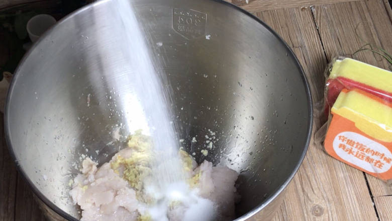 手工肉丸,装入搅拌机桶中,生姜洗净后用石臼捣成蓉,加入鱼蓉中,加入所有的调料