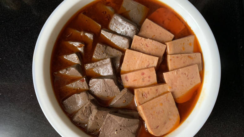 红焖牛肉煲,煮开盛入碗中