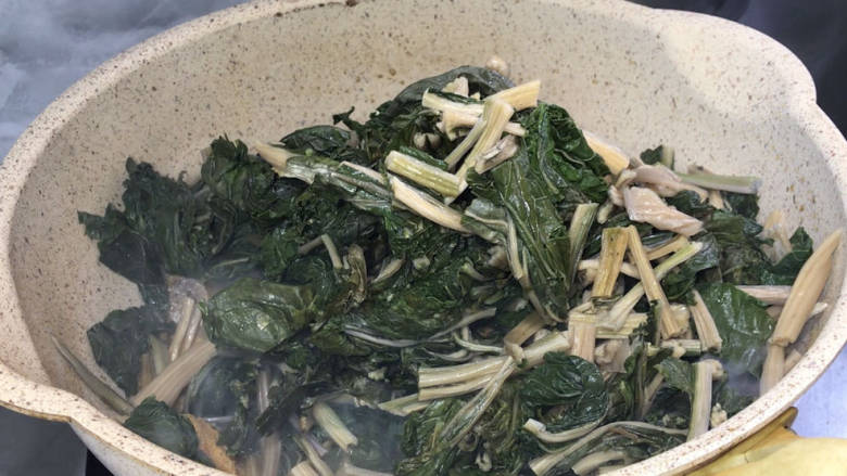 家常焖梅干菜,放入梅干菜,翻炒均匀