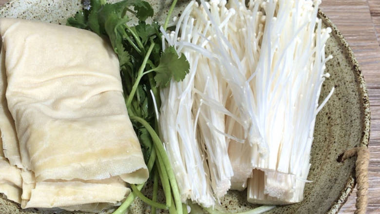 金针菇豆皮卷,洗净备好食材